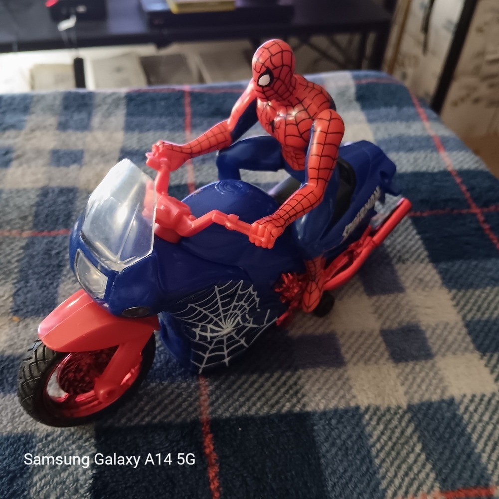 Marvel Spider-Man 2002 Movie Toy Biz Blue Red Motorized Stunt Motorcycle Figure